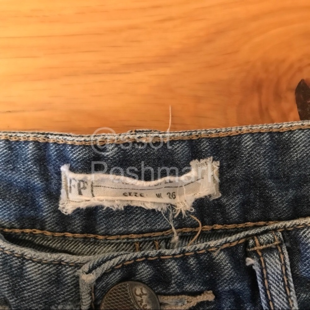 Free people dolphin hem distressed jean shorts - Picture 3 of 7